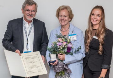 Verleihung der Ratschow Medaille an Prof. Christine Moffatt (mitte) durch Prof. Dr. Eberhard Rabe (Präsident des Kuratoriums, links) und Michelle Schaub (Leiterin Produktmanagement Phlebologie, Bauerfeind AG, rechts).